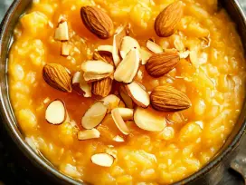 На фото изображено готовое блюдо «Постная рисовая каша с тыквенным пюре» в миниатюре.